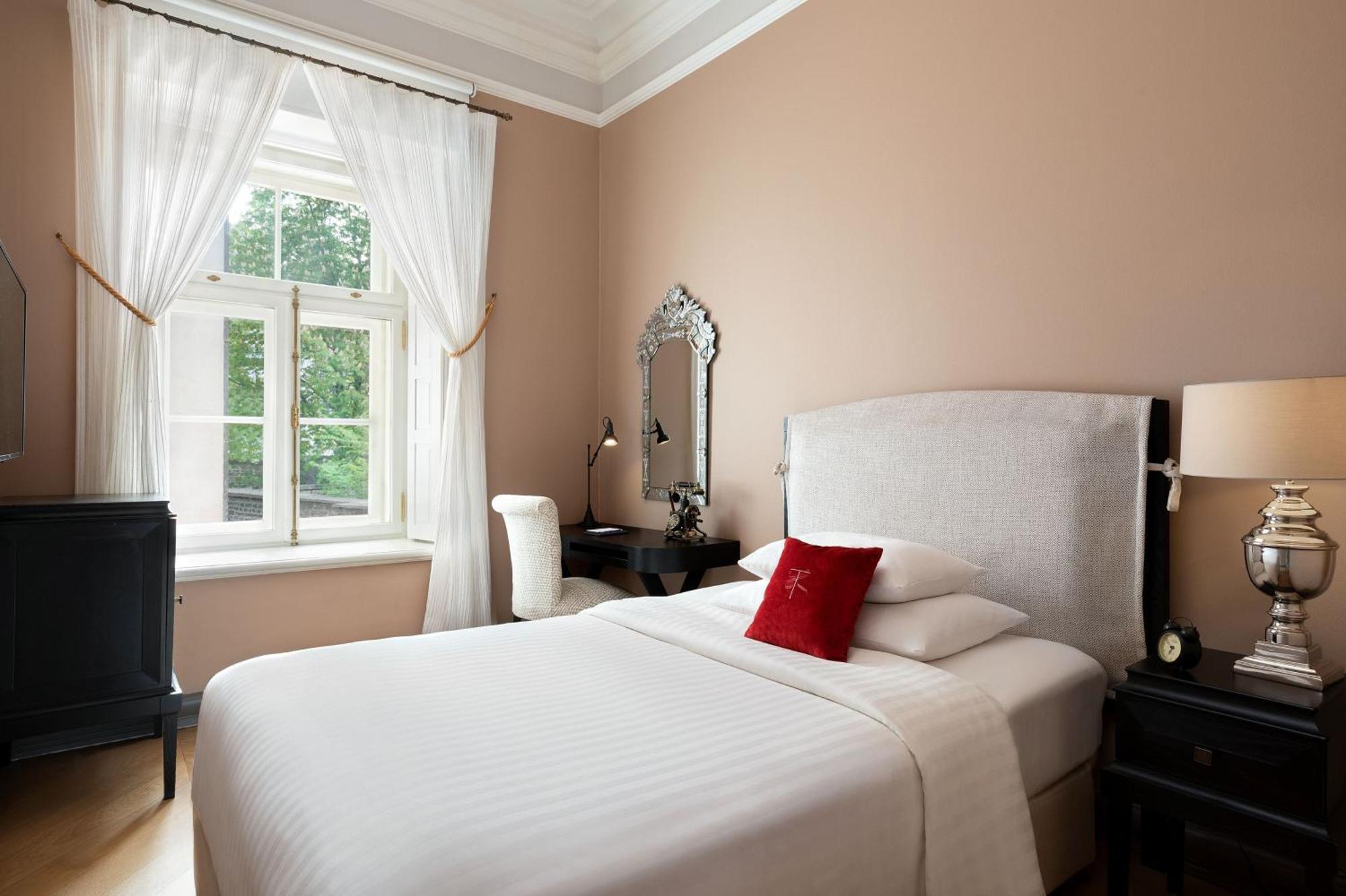 โรงแรมเทเลกราฟ ออโตกราฟ คอลเลคชั่น ทาลลินน์ ภายนอก รูปภาพ A bedroom