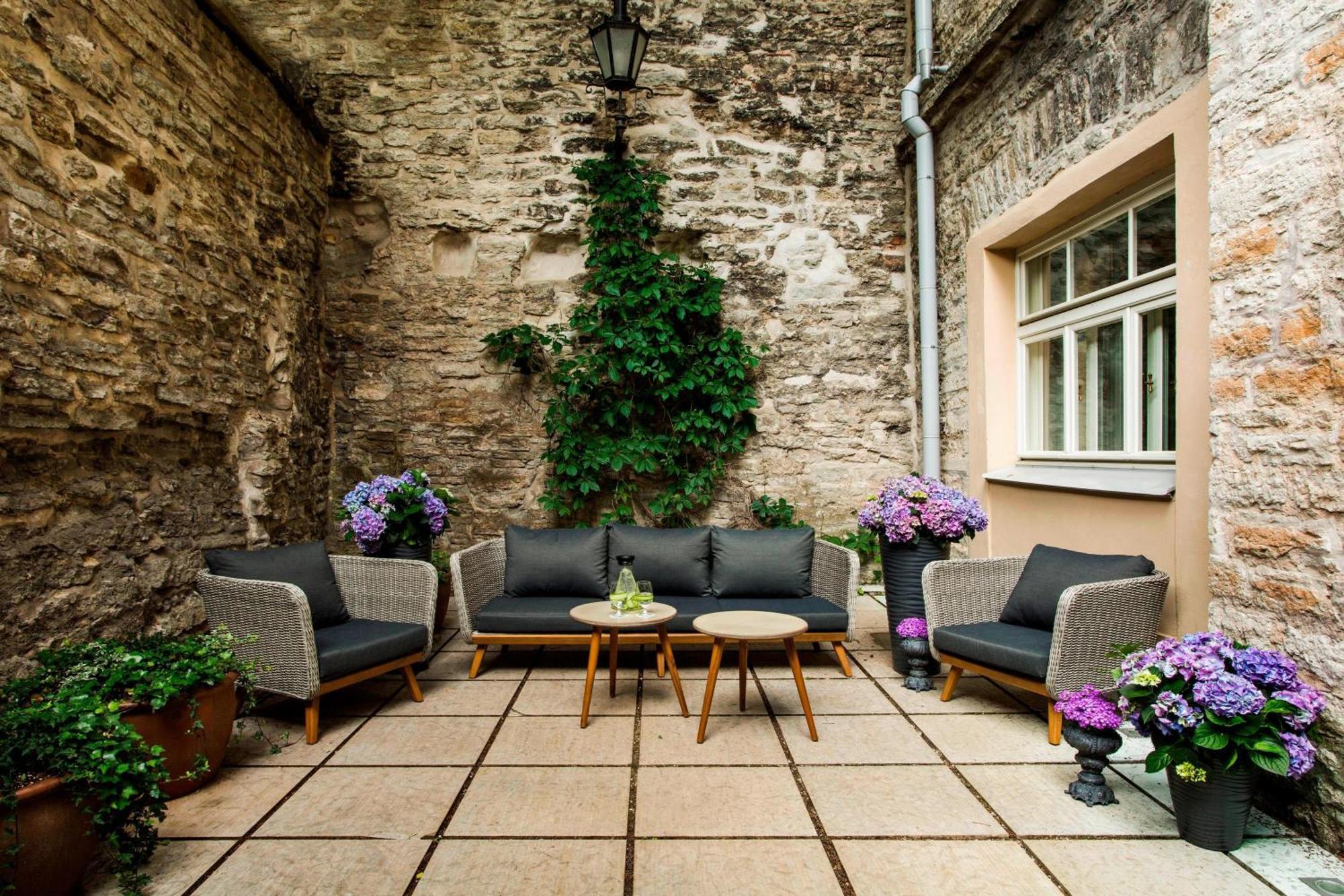 โรงแรมเทเลกราฟ ออโตกราฟ คอลเลคชั่น ทาลลินน์ ภายนอก รูปภาพ The courtyard of the hotel