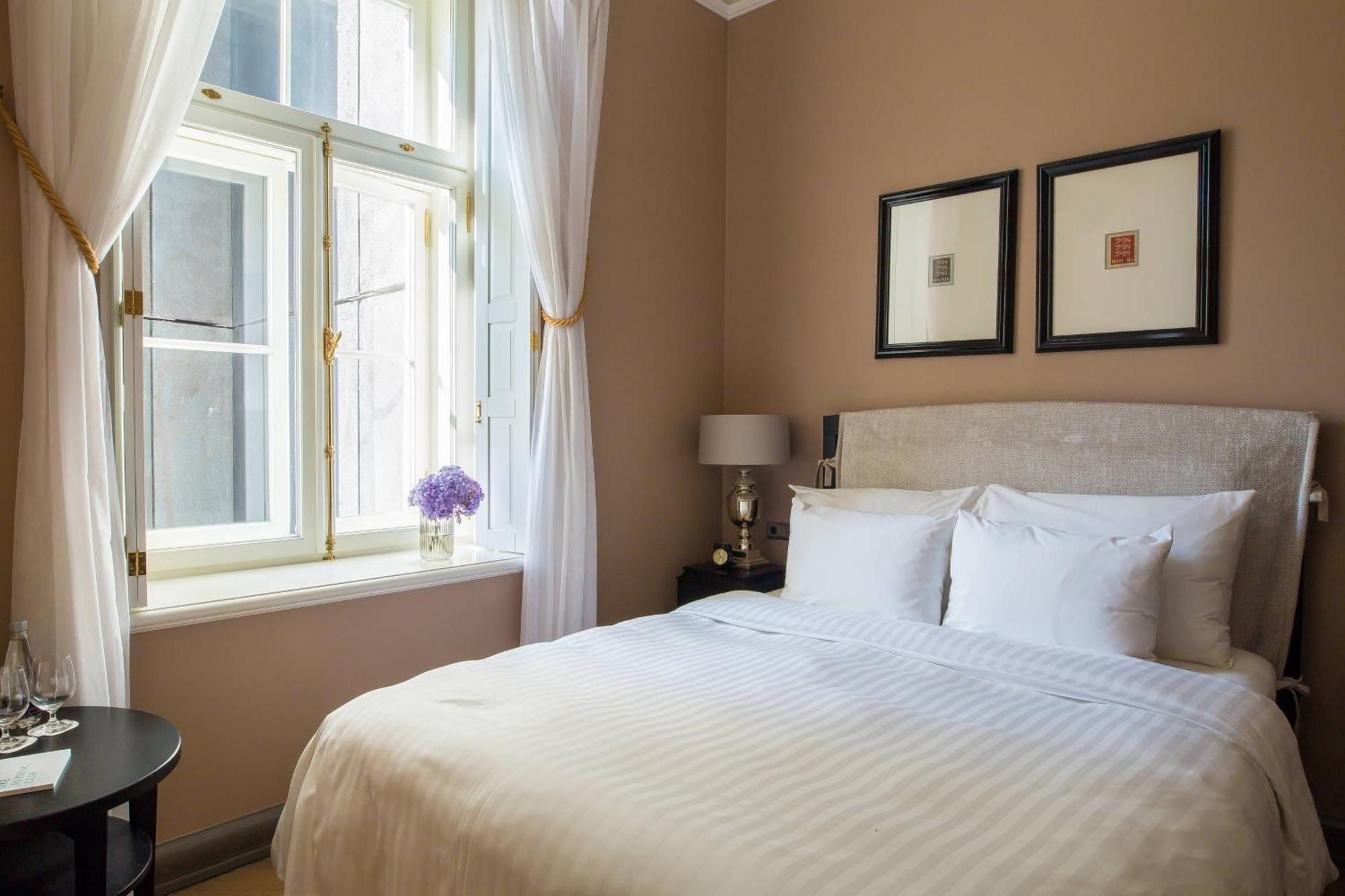 โรงแรมเทเลกราฟ ออโตกราฟ คอลเลคชั่น ทาลลินน์ ภายนอก รูปภาพ A bedroom at the hotel