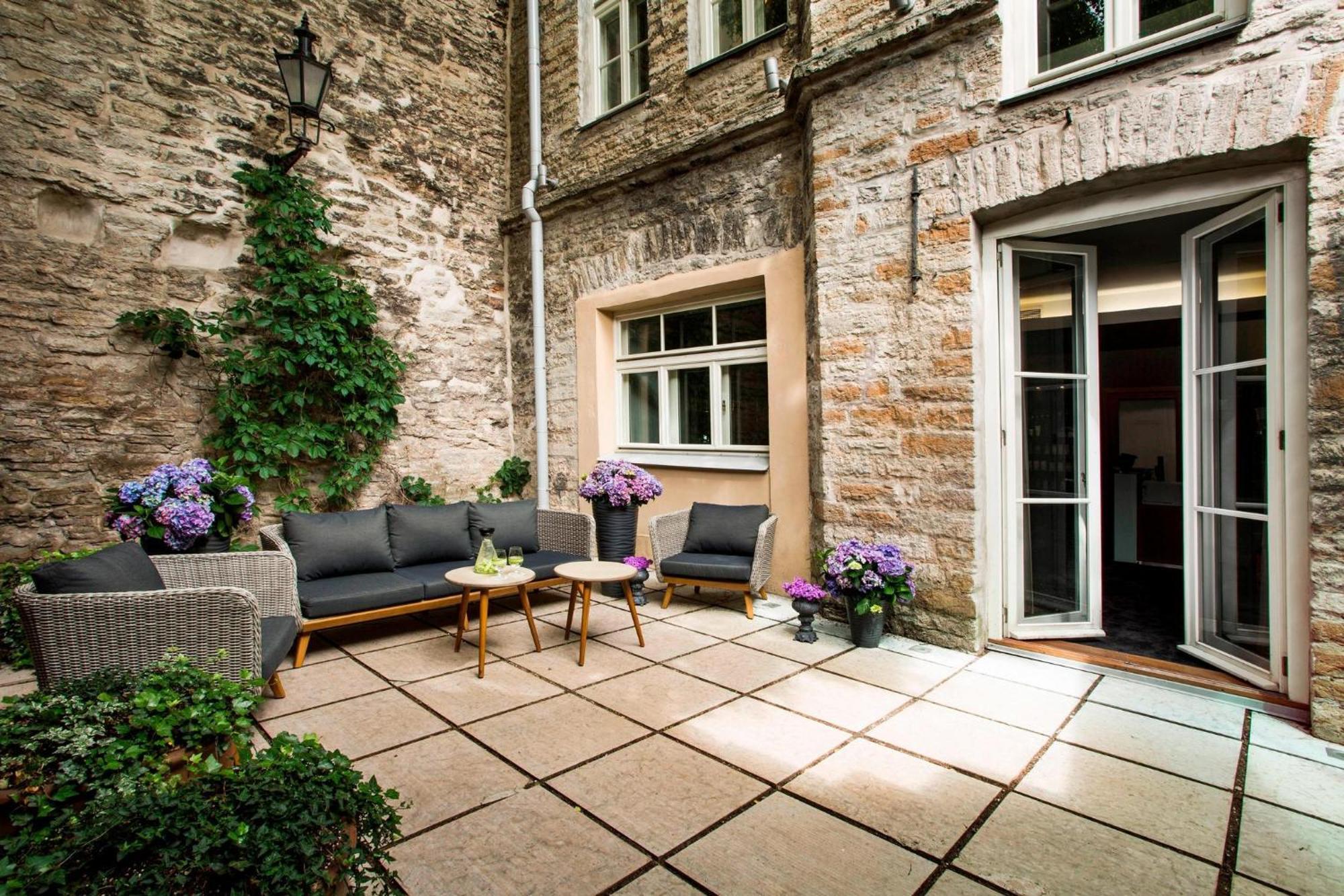 โรงแรมเทเลกราฟ ออโตกราฟ คอลเลคชั่น ทาลลินน์ ภายนอก รูปภาพ The courtyard of the hotel