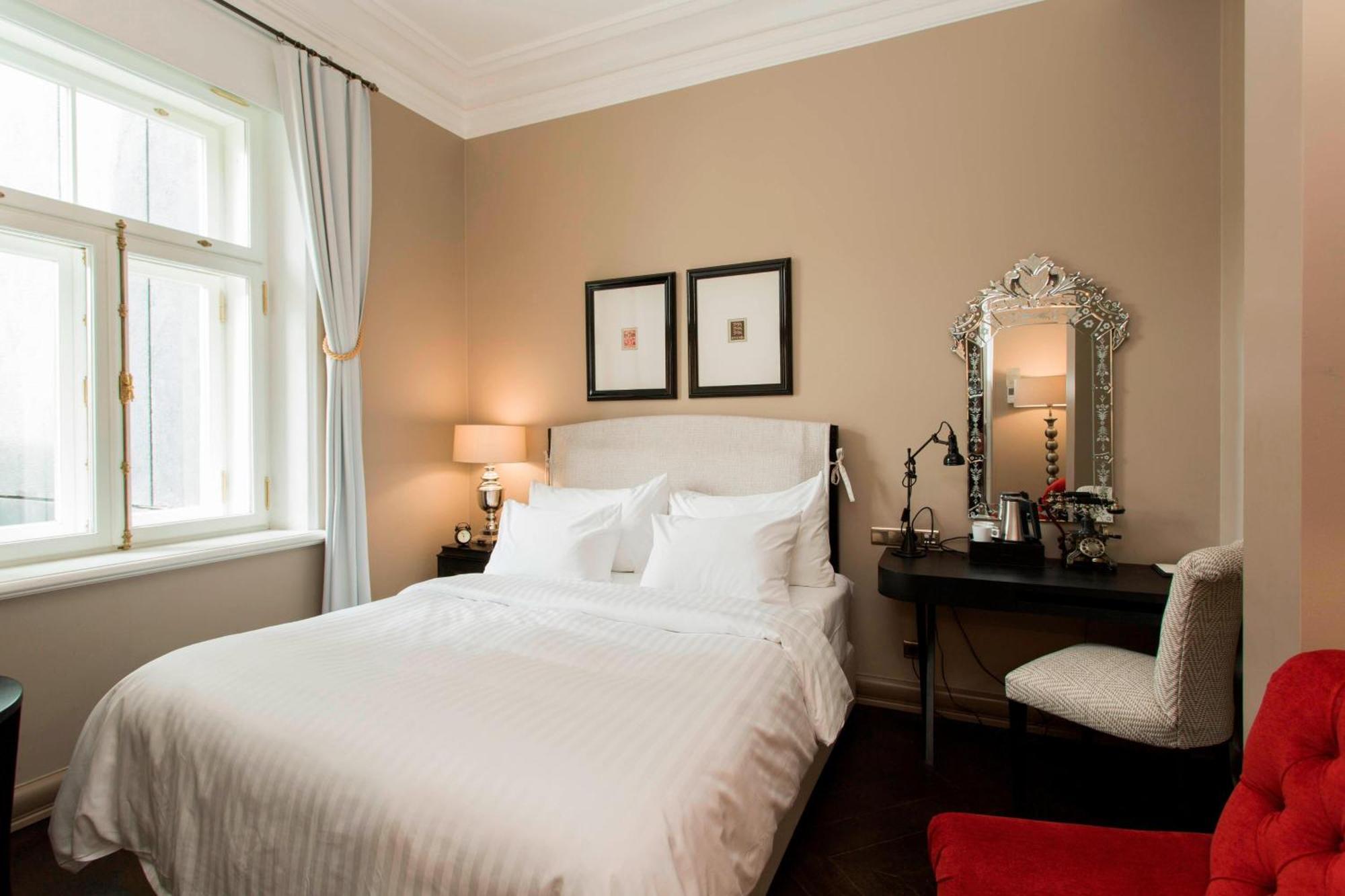 โรงแรมเทเลกราฟ ออโตกราฟ คอลเลคชั่น ทาลลินน์ ภายนอก รูปภาพ A bedroom at the Hotel
